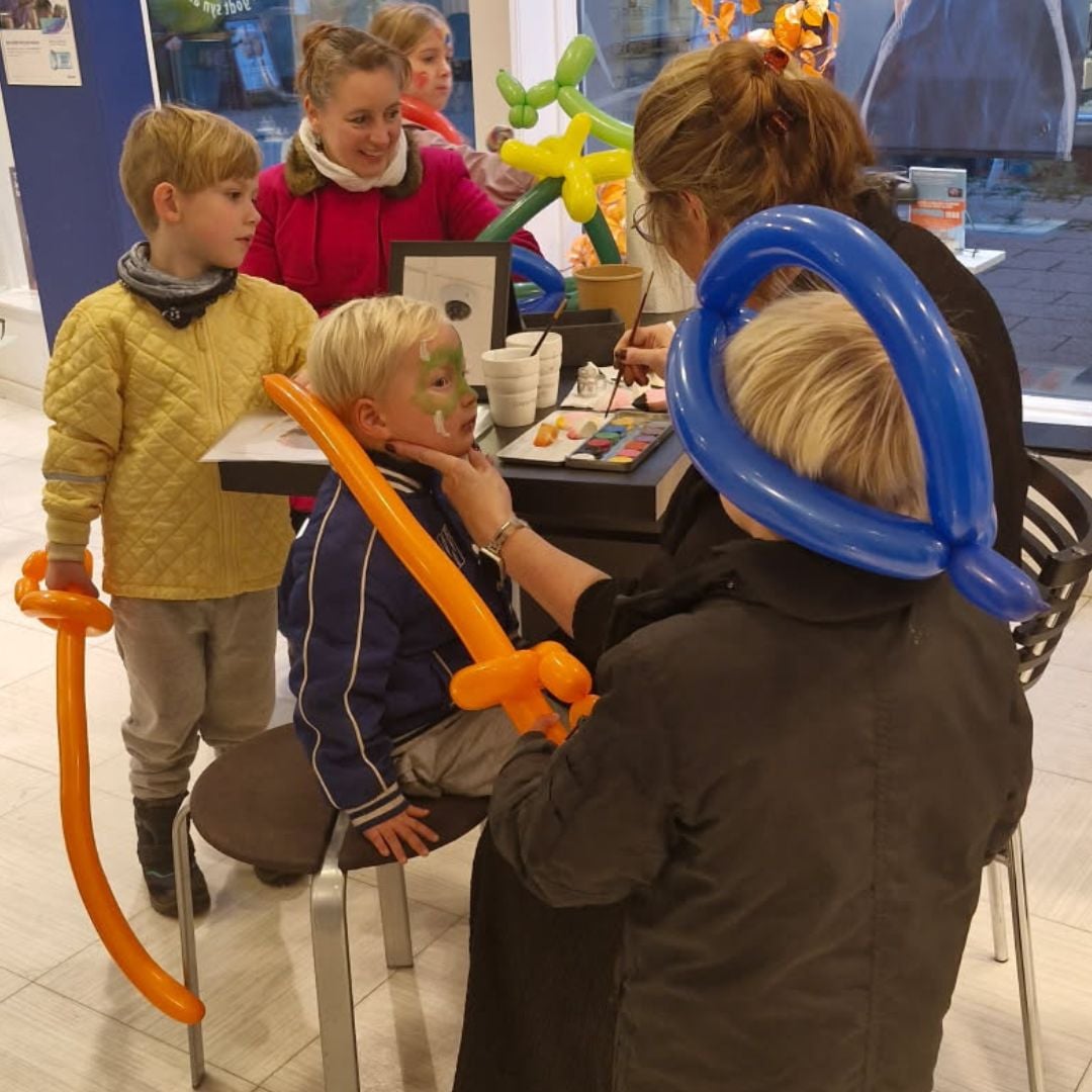 Birgitte Othel havde travlt og fik malet alle de skønne gæster med skræmmende halloweenmotiver, fantasidyr, insekter og meget mere, så alle gæster kunne bidrage til den gode halloweenstemning