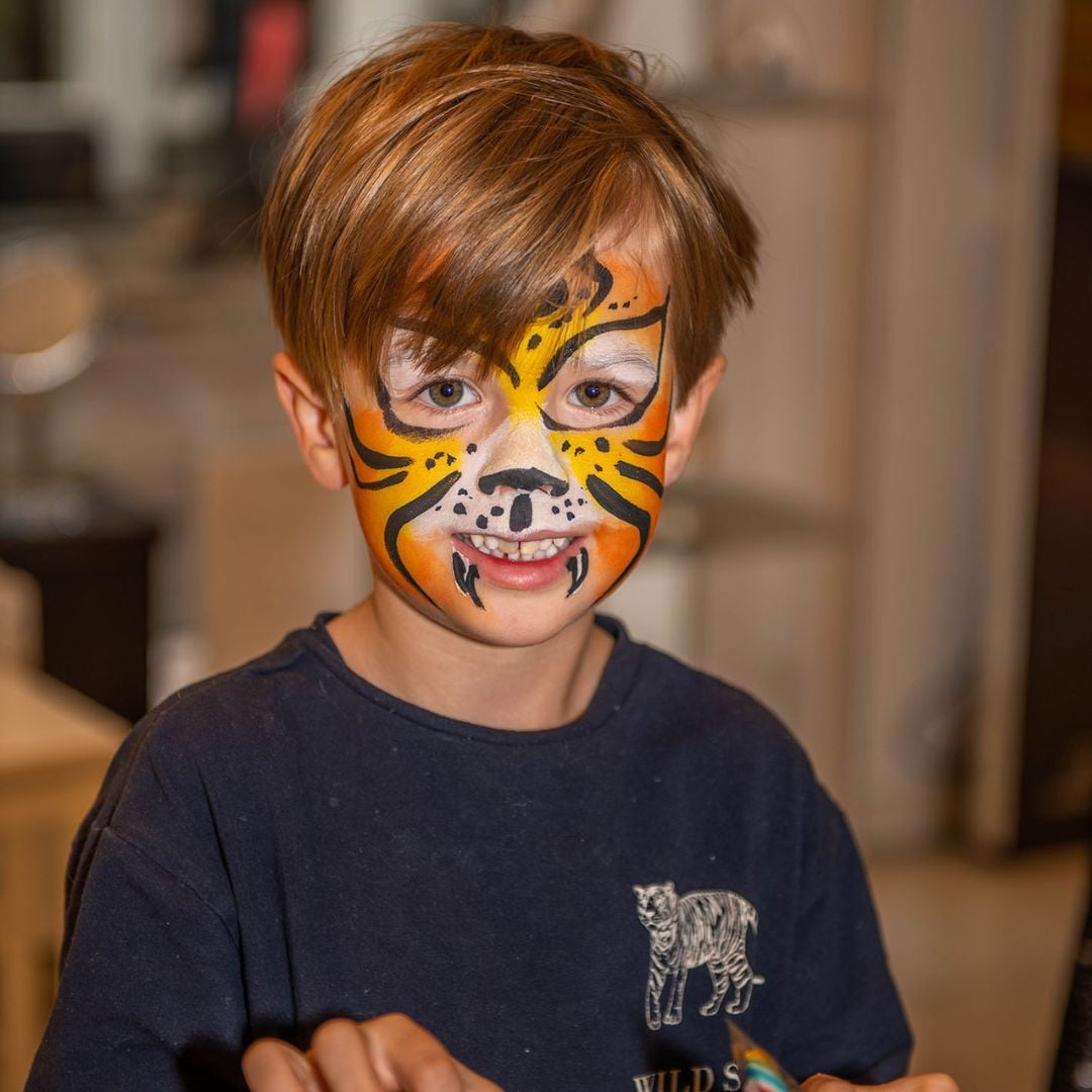 Børn og voksne fik malet flotte motiver i ansigtet til halloweendag i butikken.
Hvor nogle valgte skræmmende halloweenmotiver gik andre med en skræmmende tiger