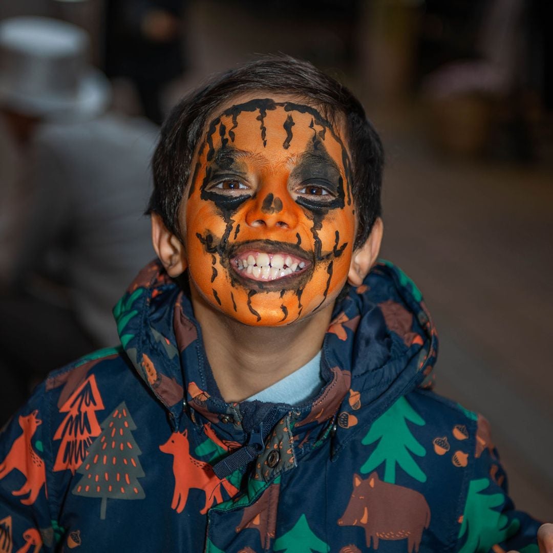 Med maven fuld af friske popcorn og halloweenslik og ansigtet malet med et skræmmende halloweenmotiv blev der skabt (u)hyggelig halloweenstemning i butikken